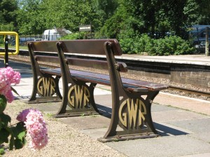 2012_at_Bradford-on-Avon_station_-_GWR_bench